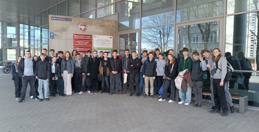 Elektryzujące doświadczenia! Klasy 2B i 1B odkryły tajniki nauki w IF